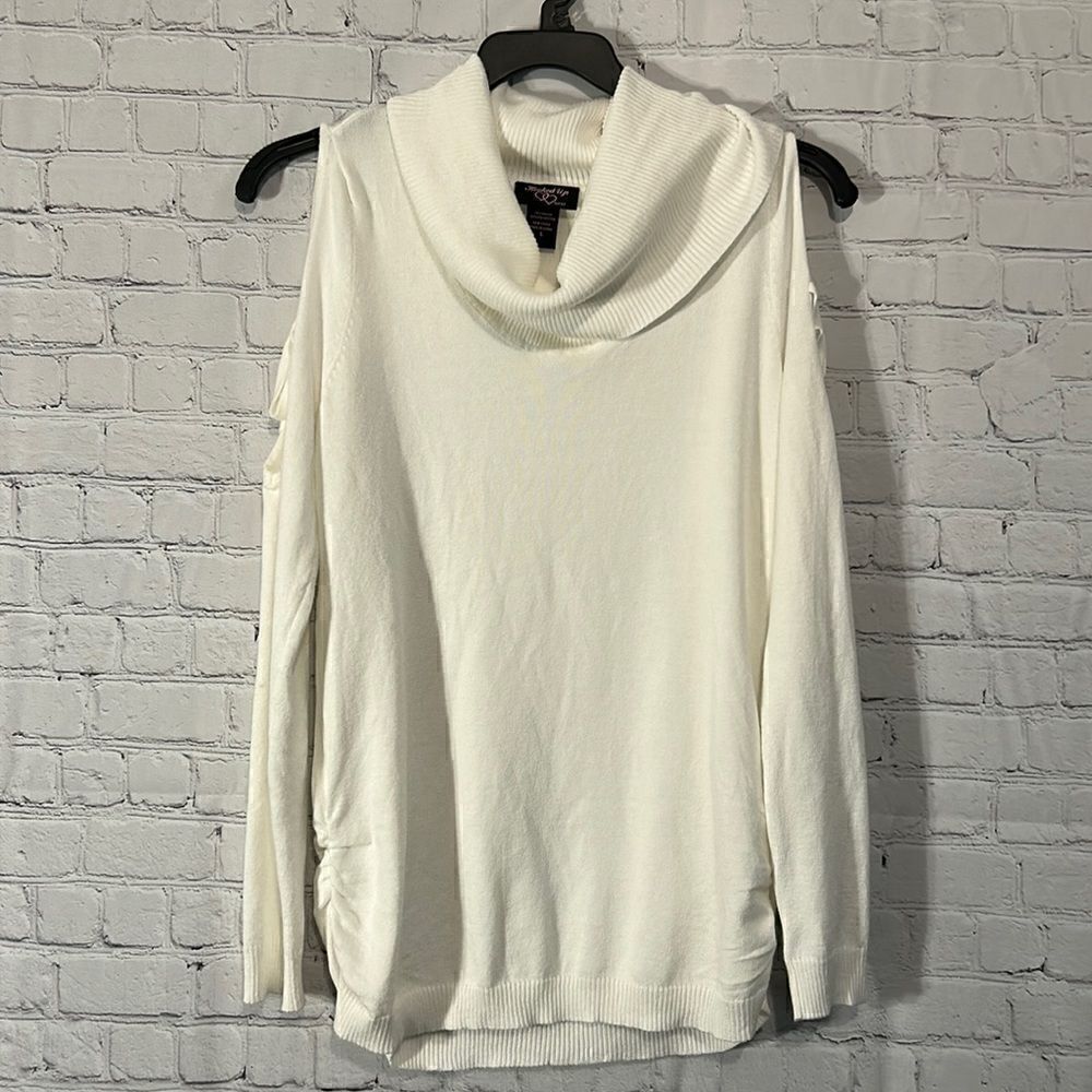Hooked Up By IOT Shoulder Showing Sweater Size Large